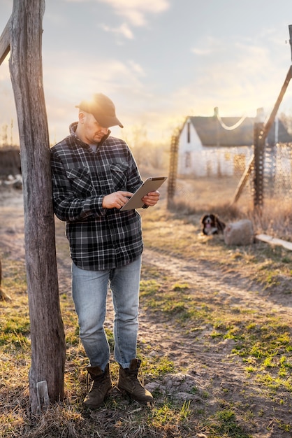 Gratis foto volledig geschoten man met tablet buitenshuis