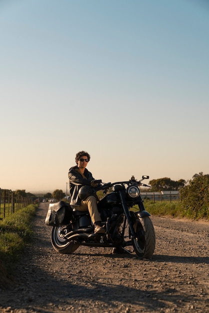 Volledig geschoten man op een motorfiets