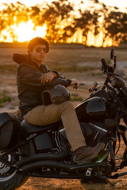 Volledig geschoten man op een motorfiets