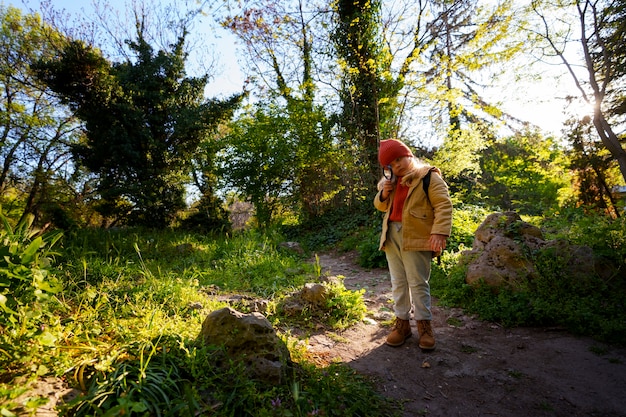 Gratis foto volledig geschoten meisje dat de natuur verkent