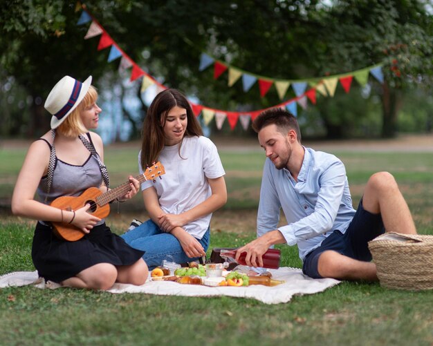 Volledig geschoten meisje dat de ukelele speelt