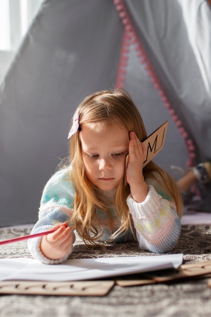 Volledig geschoten meisje dat thuis speelt