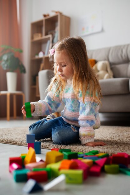 Volledig geschoten meisje dat thuis speelt