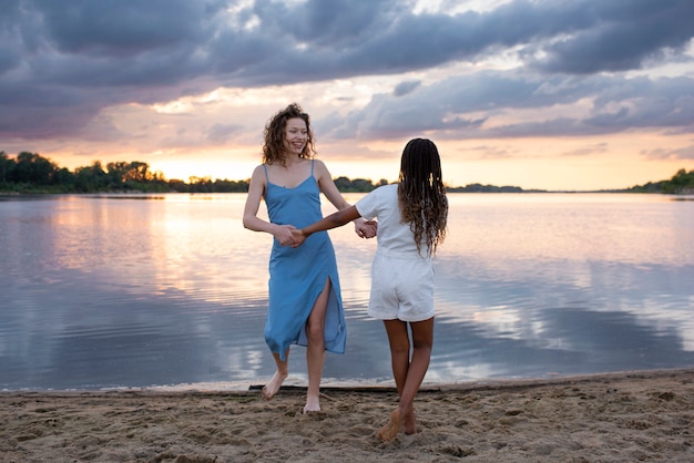 Volledig geschoten meisje en vrouw hand in hand