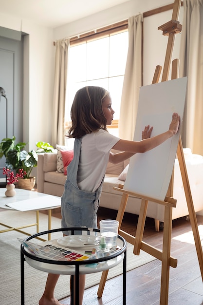 Volledig geschoten meisje met canvas