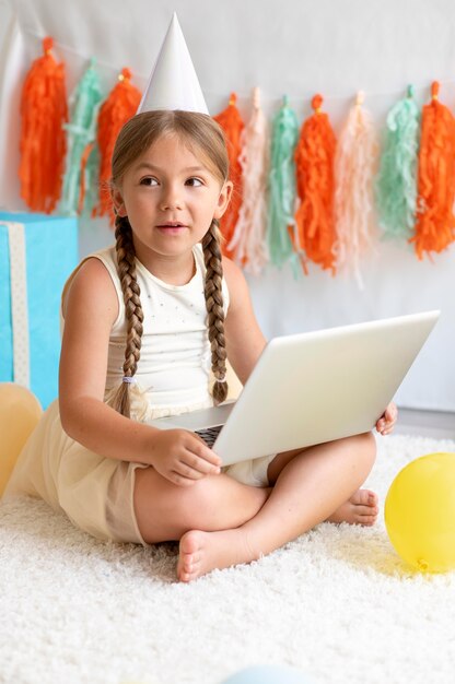 Volledig geschoten meisje met laptop