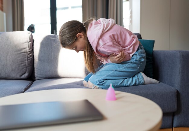 Volledig geschoten meisje met menstruatiepijn