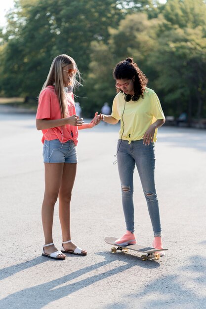 Volledig geschoten meisjes met skateboard