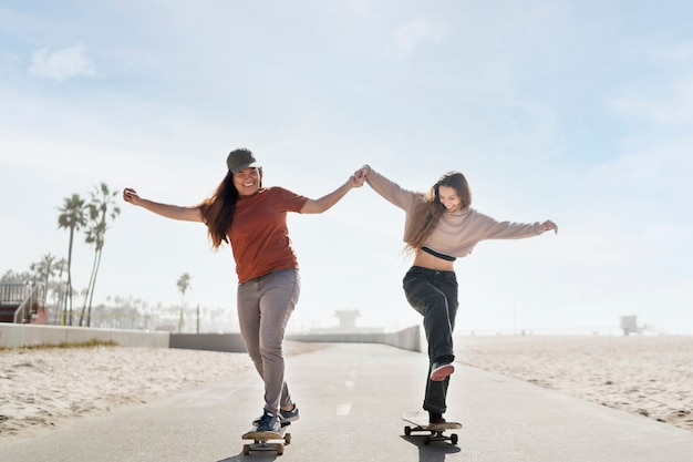 Volledig geschoten meisjes op skateboard