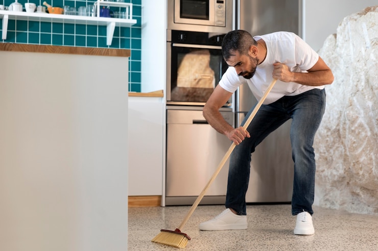 Gratis Foto volledig geschoten mens die de keuken schoonmaakt