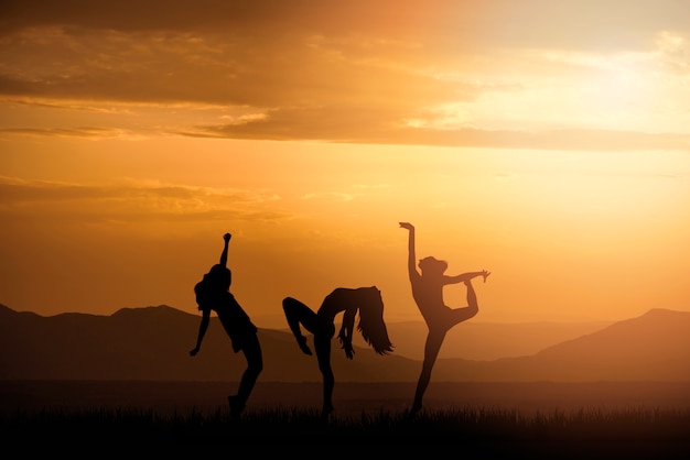 Volledig geschoten menselijke silhouetten die samen dansen