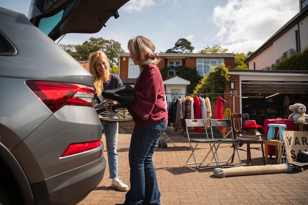 Gratis foto volledig geschoten mensen bij garage sale