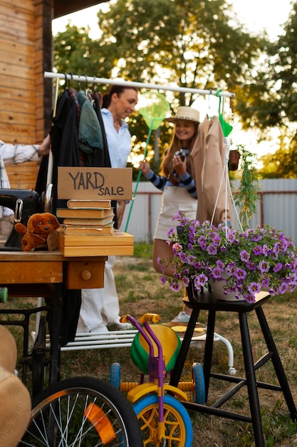 Gratis foto volledig geschoten mensen bij garage sale