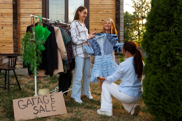 Gratis foto volledig geschoten mensen bij garage sale