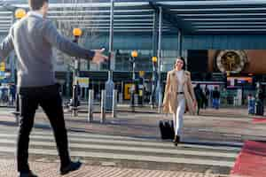 Gratis foto volledig geschoten mensen die buiten ontmoeten