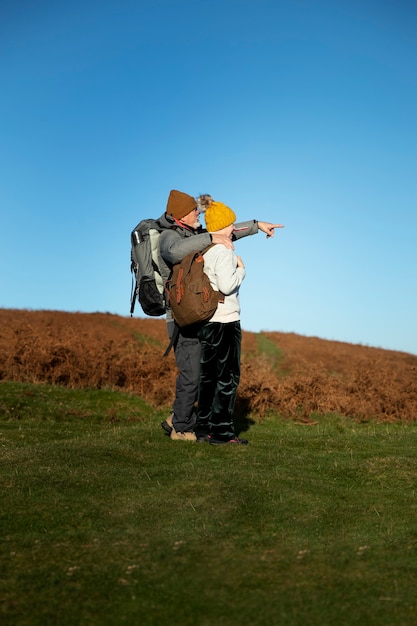 Volledig geschoten mensen die de natuur verkennen