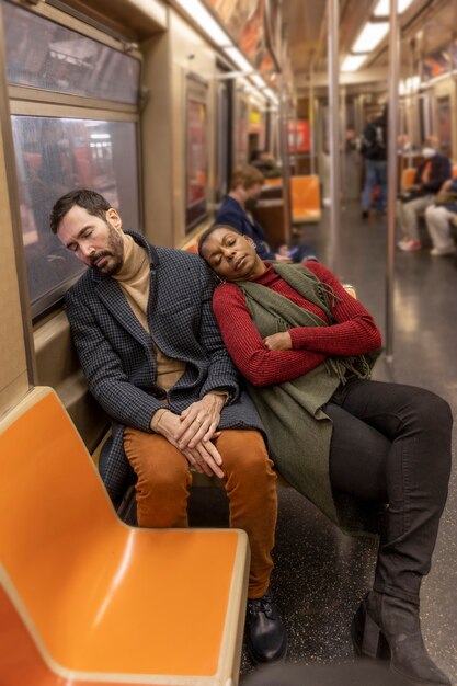 Volledig geschoten mensen die in de metro slapen