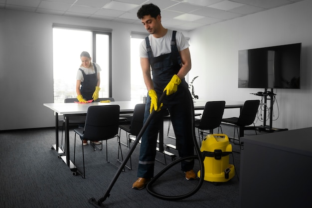 Gratis foto volledig geschoten mensen die kantoor schoonmaken