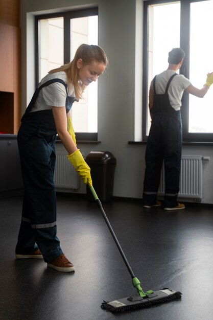 Volledig geschoten mensen die kantoor schoonmaken