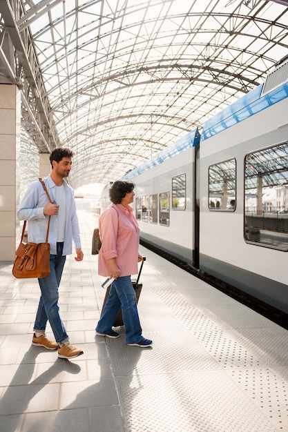 Volledig geschoten mensen die met de trein reizen