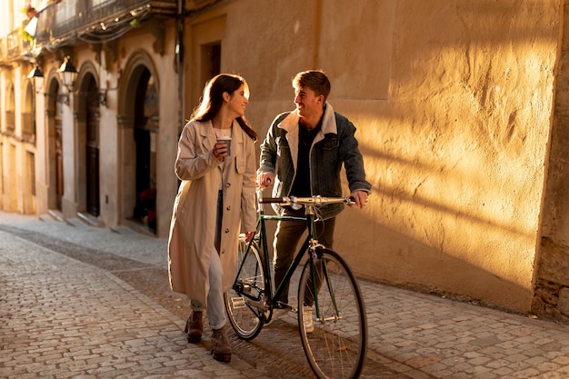 Volledig geschoten mensen die met fiets lopen