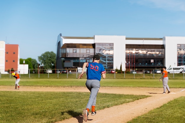 Volledig geschoten mensen die op het veld rennen