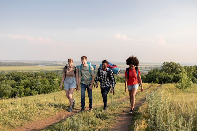 Volledig geschoten mensen die samen lopen