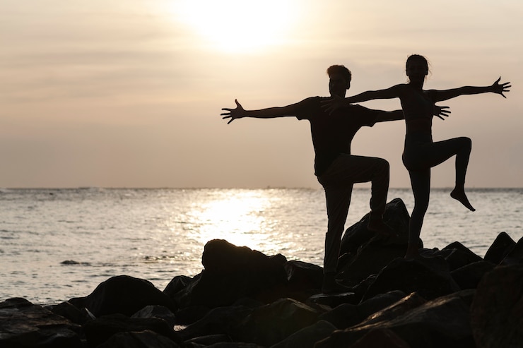 Gratis Foto volledig geschoten mensen die yoga doen bij zonsondergang