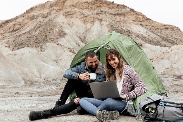 Volledig geschoten mensen met laptop en koffiekop