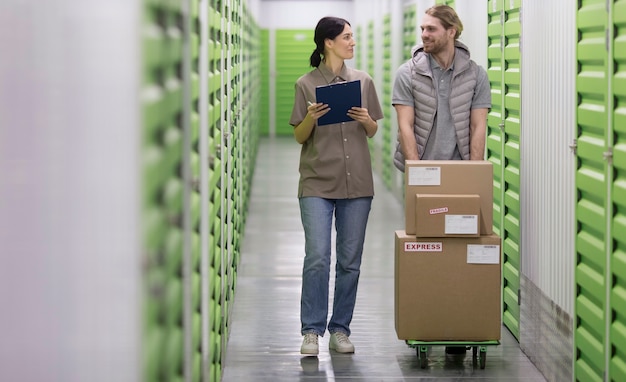 Gratis foto volledig geschoten mensen op logistiek centrum