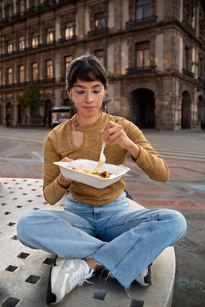 Gratis foto volledig geschoten mexicaanse vrouw die rancherovoedsel eet