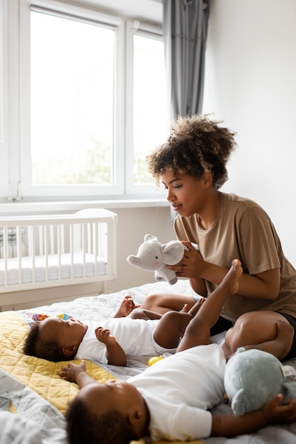 Gratis foto volledig geschoten moeder die met baby's speelt