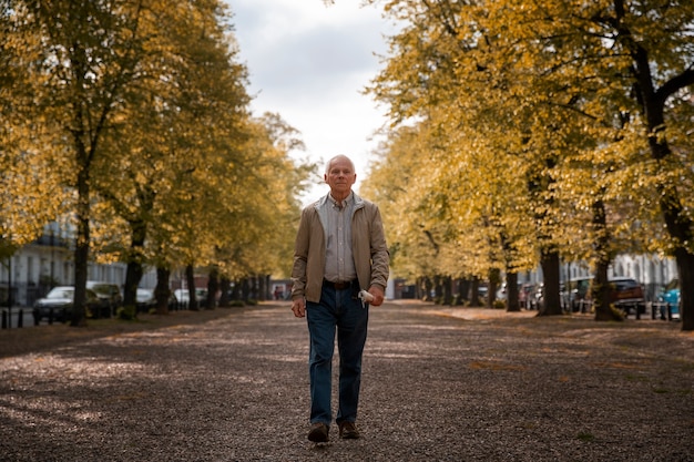 Volledig geschoten oude man die een wandeling maakt