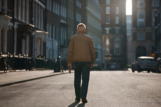 Gratis foto volledig geschoten oude man die een wandeling maakt