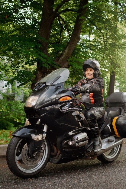 Volledig geschoten oude vrouw met coole motorfiets