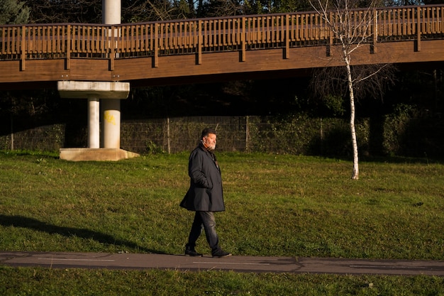 Gratis foto volledig geschoten oudere man die een wandeling maakt