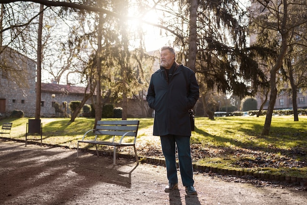 Gratis foto volledig geschoten oudere man die een wandeling maakt