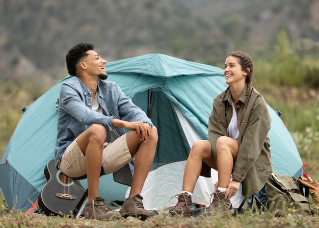 Gratis foto volledig geschoten paar dat dichtbij tent zit