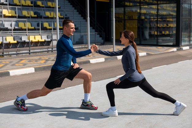 Gratis foto volledig geschoten paar dat samen buiten traint