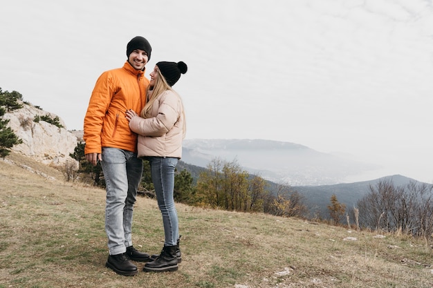 Gratis foto volledig geschoten paar dat samen stelt