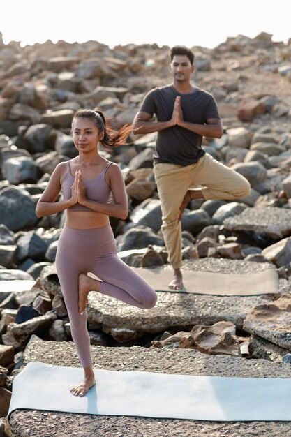 Volledig geschoten paar dat samen yoga doet