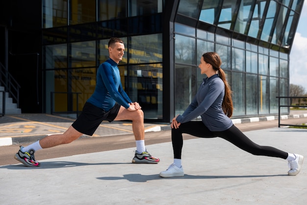 Gratis foto volledig geschoten paar dat trainingoefeningen doet