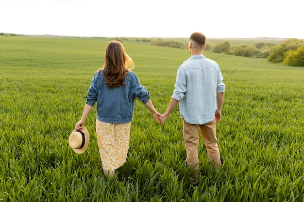 Gratis foto volledig geschoten paar hand in hand