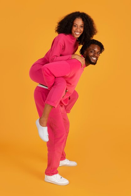 Volledig geschoten schattig paar poseren samen in de studio