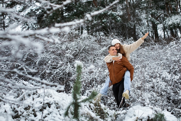 Volledig geschoten schattig paar winterseizoen