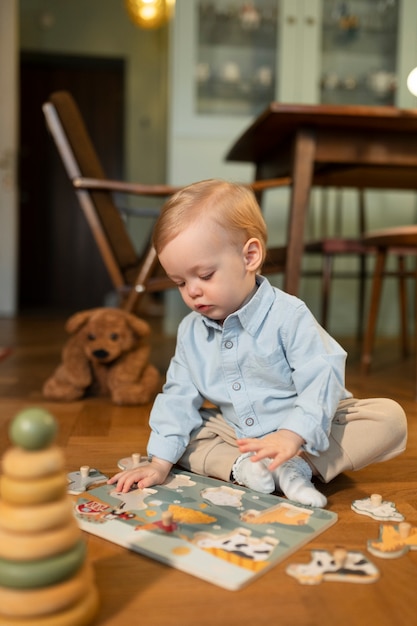 Gratis foto volledig geschoten schattige baby met speelgoed