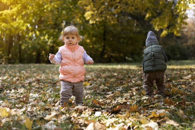 Volledig geschoten schattige kinderen die buiten spelen