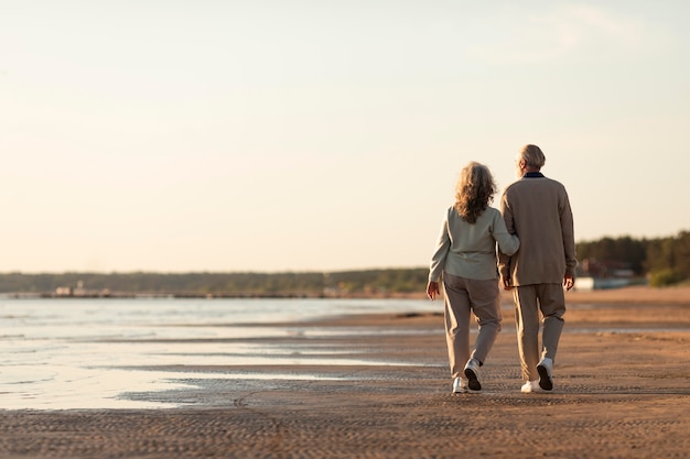 Volledig geschoten senior koppel aan zee