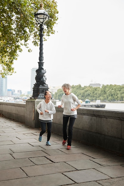 Gratis foto volledig geschoten senior vrouwen die aan sport doen