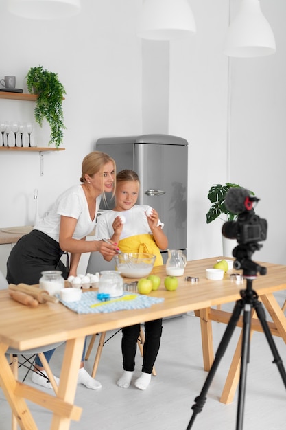 Gratis foto volledig geschoten smiley meisje en vrouw